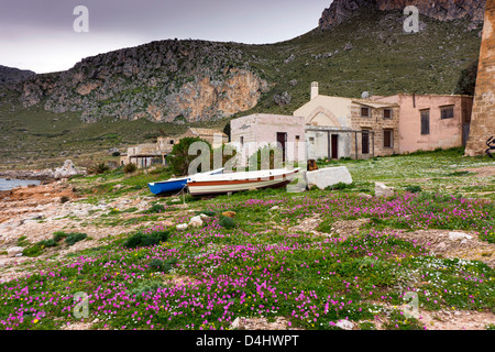 Kleine Boote und alte Häuser, San Vito lo Capo, Sizilien, Italien Stockfoto