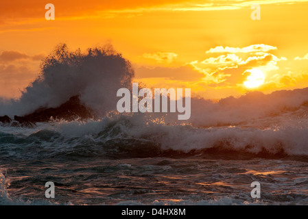 brechenden Wellen bei Sonnenuntergang El Cotillo Fuerteventura Stockfoto