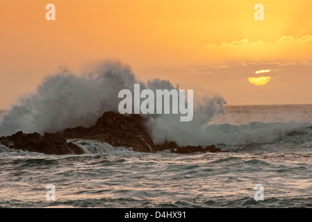 brechenden Wellen bei Sonnenuntergang El Cotillo Fuerteventura Stockfoto