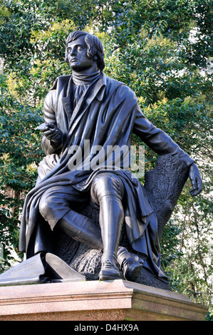 London, England, Vereinigtes Königreich. Statue von Robert Burns (schottischer Dichter, 1759-96) in Victoria Embankment Gardens (1884, Sir John Steele) Stockfoto