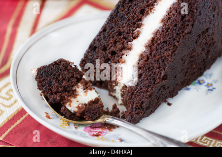 Stück reichen Schokoladenkuchen auf Löffel, Closeup, selektiven Fokus Stockfoto