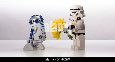 Star Wars, eine unsägliche Liebesgeschichte. R2-D2 und einen Sturmtruppler Stockfoto