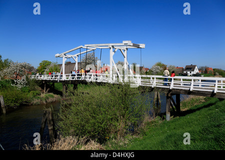 Altes Land, Steinkirchen, Hogendiek-Brücke über den Fluss Luehe, Niedersachsen, Deutschland Stockfoto