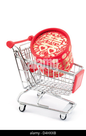 Zylinder-Geschenk-box im Warenkorb auf weißem Hintergrund Stockfoto