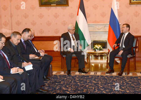 14. März 2013 - Moskau, Moskau, Russische Föderation - der palästinensische Präsident Mahmoud Abbas trifft sich mit russischen Premierminister Dmitry Medvedev, am Empfang Haus der Regierung der Russischen Föderation in Moskau am 14. März 2013 (Credit-Bild: © Thaer Ganaim/APA Images/ZUMAPRESS.com) Stockfoto