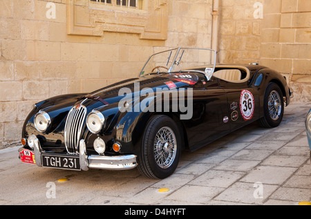 Oldtimer Jaguar XK140 motor in Mdina, Malta Stockfoto