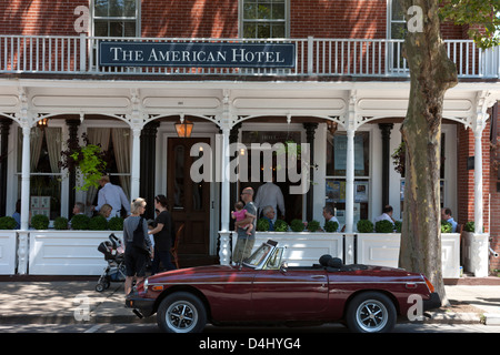 MGB ROADSTER (©BRITISH LEYLAND 1975) VERANDA DER AMERIKANISCHEN HAUPTSTRASSE DES HOTELS SAG HARBOUR SUFFOLK COUNTY LONG ISLAND NEW YORK STATE USA Stockfoto