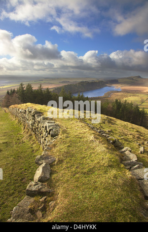 Hadrians Wall von der Spitze der heißen Bank Felsen mit Highshield Felsen oben Crag Lough in der Ferne Winshield Klippen. Stockfoto