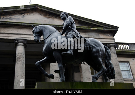 Die Statue von Carolo Secundo (König Charles II von England) in der Royal Mile in Edinburgh, Schottland. Stockfoto