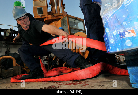 Coast Guard Cutter Oak Crew laden Kisten Mineralwasser für Haiti Stockfoto