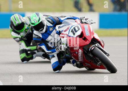 14.03.2013 castle Donington, England. 10 Jon Kirkham (UK) auf dem Buildbase BMW gefolgt von 83 Danny Buchan (UK) auf die Quattro Anlage Kawasaki während der Prüfung vor der britischen Super-Bikes-Saison. Stockfoto