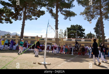 Studenten spielen Net-Ball passen beim Halbfinalspiel zwischen Govt.Girls College und Govt.Women College arrangiert von Frontier Kern Balochistan vom Donnerstag, 14. März 2013 in Quetta. Stockfoto