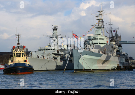 Die Royal Navy Typ 23 Fregatte HMS Westminster vertäut neben dem IWM-Museumsschiff HMS Belfast zum 75. Jahrestag der HMS Stockfoto