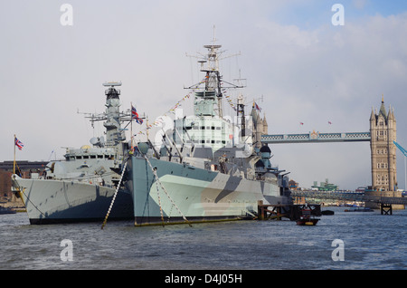 Die aktuelle Royal Navy Typ 23 Fregatte HMS Westminster vertäute neben dem IWM-Museumsschiff HMS Belfast zum 75. Jahrestag der HMS Stockfoto