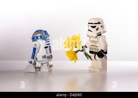 Star Wars, eine untold Liebesgeschichte. r2-d2 und ein stormtrooper Stockfoto