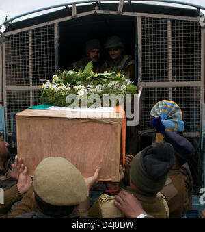 Srinagarl, indisch verwalteten Kaschmir, Donnerstag, 14. März 2013. Indische Polizisten tragen die Särge, die Leichen der getöteten Kollegen enthalten, während ein Kranz Verlegung Zeremonie in Srinagar der Sommerhauptstadt von indischen Kaschmir, Indien verabreicht. Indische Polizei statt Kranzniederlegung Zeremonie für ihre fünf Kollegen, die von militanten am Mittwoch bei einem Angriff getötet wurden. Foto von Sofi Suhail/Alamy) Stockfoto