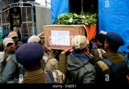 Srinagarl, indisch verwalteten Kaschmir, Donnerstag, 14. März 2013. Indische Polizisten tragen die Särge, die Leichen der getöteten Kollegen enthalten, während ein Kranz Verlegung Zeremonie in Srinagar der Sommerhauptstadt von indischen Kaschmir, Indien verabreicht. Indische Polizei statt Kranzniederlegung Zeremonie für ihre fünf Kollegen, die von militanten am Mittwoch bei einem Angriff getötet wurden. Foto von Sofi Suhail/Alamy) Stockfoto