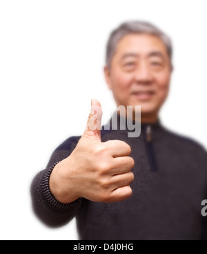 Closeup Isolierung Foto senior chinesischen Mann zeigt "OK" und gut mit den Fingern Stockfoto