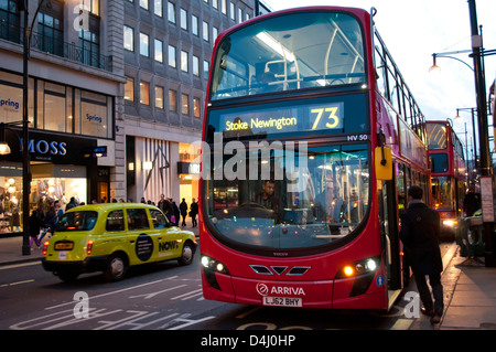 Verkehr auf der Oxford Street in der Abenddämmerung, London UK Stockfoto