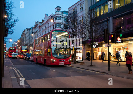 Verkehr auf der Oxford Street in der Abenddämmerung, London UK Stockfoto