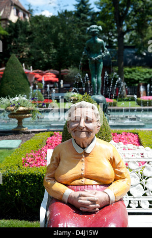 Rusr, Deutschland, die Figur einer alten Frau im Europa-Park Rust Stockfoto