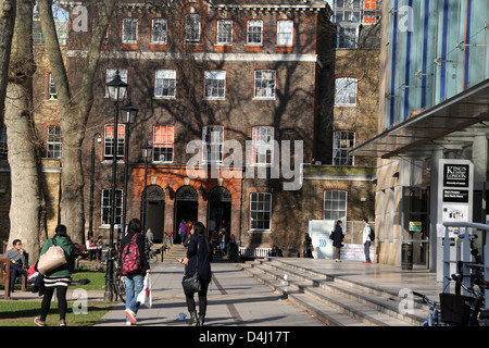 London England Studierenden nicht zur Mittagszeit am Kings College Campus Stockfoto