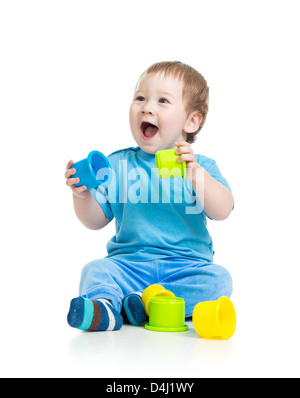 Baby spielt mit bunten Tasse Spielzeug im Stock, isoliert auf weiß Stockfoto