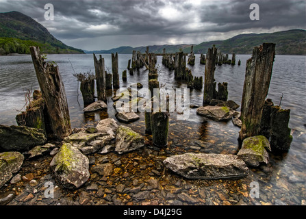 Alten wharf mit stürmischen Himmel auf der westlichen Seite des Loch Ness, Highlands, Schottland Stockfoto