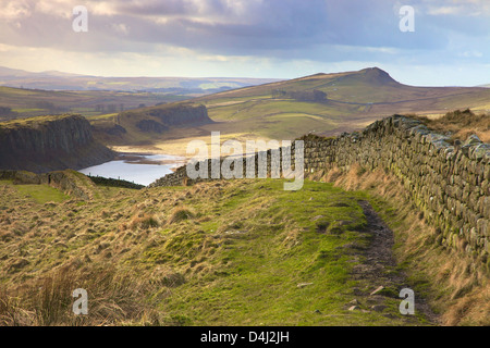 Der Hadrianswall aus heißen Bank Klippen mit Highshield Felsen oben Crag Lough in der Ferne Winshield Klippen Northumberland Stockfoto