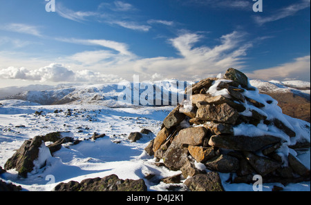 Cairn oberhalb Kirkstone Pass Cumbria Blick auf Langdale, Scafell Pike und Fairfield Stockfoto