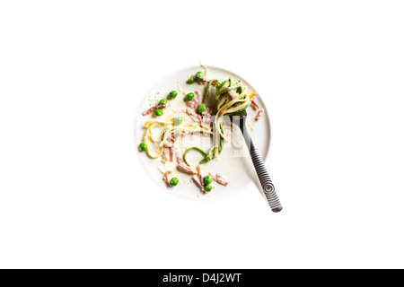 Hausgemachte Spinat und Ei Tagliolini mit Schinken und frischen Erbsen in einer cremigen Sauce. Stockfoto