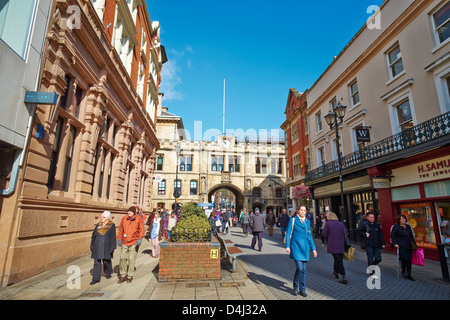 Blick entlang der Hauptstraße in Richtung der Guildhall und Stonebow Lincoln Lincolnshire England Stockfoto