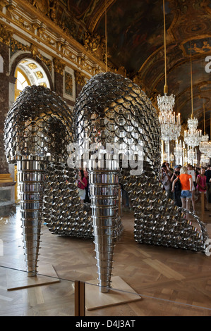 Riesige Schuhe hergestellt von Töpfen Künstlers Joana Vasconcelos, Schloss Versailles, Frankreich. Stockfoto