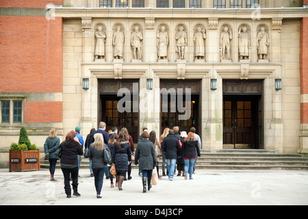 Universität von Birmingham Schüler; Studenten wandern in Chancellors Court, Edgbaston Campus, Universität Birmingham GROSSBRITANNIEN Stockfoto