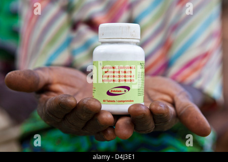 Afrikanische Frau hält ihr antiretrovirale Medikamente in ihren Händen, Mosambik. Staatlich anerkannte Behandlung für HIV. Stockfoto