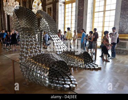 Riesige Schuhe hergestellt von Töpfen Künstlers Joana Vasconcelos, Schloss Versailles, Frankreich. Stockfoto