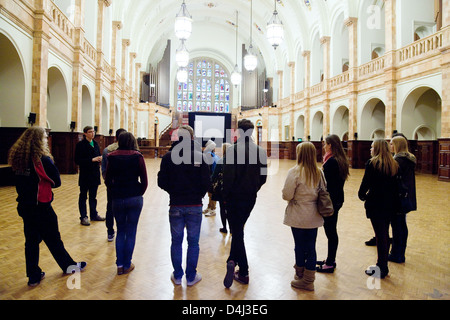 Menschen in der Aula in der Aston Webb Gebäude, Edgbaston Campus, University of Birmingham, UK Stockfoto