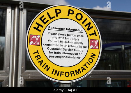 Passenger Help Point auf einer Plattform an einem ländlichen Scotrail Bahnhof, Lochwinnoch, Renfrewshire, Schottland, Großbritannien Stockfoto