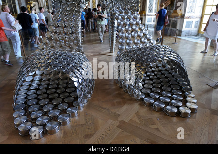 Riesige Schuhe hergestellt von Töpfen Künstlers Joana Vasconcelos, Schloss Versailles, Frankreich. Stockfoto