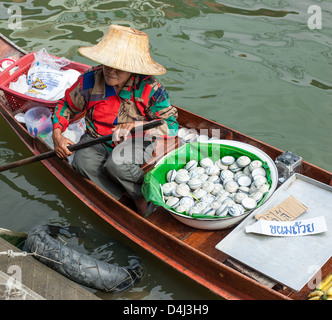 Kaufmann bei Ampawa Floating Market, Thailand Stockfoto