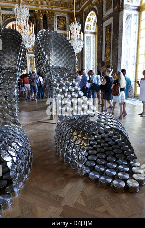 Riesige Schuhe hergestellt von Töpfen Künstlers Joana Vasconcelos, Schloss Versailles, Frankreich. Stockfoto