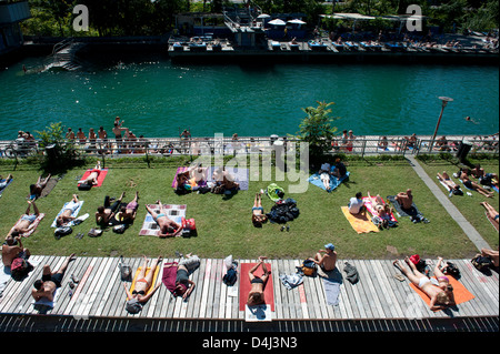 Zürich, Schweiz, Touristen Flussbad Unterer clôturé am Ufer der Limmat Stockfoto