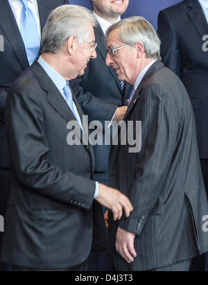 Brüssel, Belgien. 14. März 2013.  Italiens Premier Mario Monti und Luxemburg PM Jean-Claude Juncker posieren für ein Familienfoto während der Tagung des Europäischen Rates am Sitz Europäischen Rates in Brüssel auf 14.03.2013 der Rat besprechen die wirtschaftliche Situation und Aussichten sowie auswärtige Angelegenheiten, einschließlich der Beziehungen der EU zu Russland und den Konflikten in Syrien und Mali. Bildnachweis: Wiktor Dabkowski Credit Bild: Credit: Wiktor Dabkowski/ZUMAPRESS.com/Alamy Live-Nachrichten Stockfoto