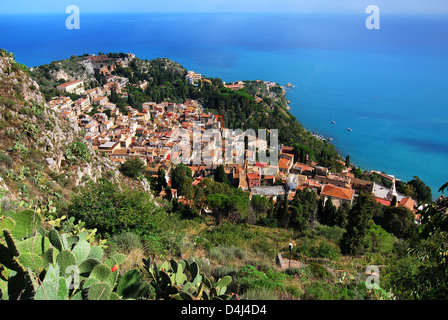 Taormina Stadtansicht von sarazenischen Burg. Taormina ist eine Kleinstadt an der Ostküste der Insel Sizilien, Italien. Stockfoto