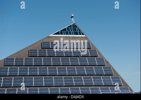 Freiburg, Deutschland, solar-Dach von St. Peter und Paul Church im Stadtteil St. Georgen Stockfoto