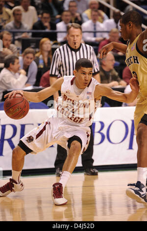 14. März 2013 - Greensboro, NC, USA - 14. März 2013: Boston College Eagles zentrieren Dennis Clifford #24 und Georgia Tech Yellow Jackets Guard/Forward Marcus Georges-Jagd #3 bei NCAA Basketball-Spiel zwischen dem Boston College Eagles und Georgia Tech Yellow Jackets in Greensboro Coliseum, Greensboro, NC. Stockfoto