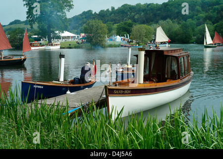 Thames Beale Park Bootsmesse, Pangbourne, England Juni 2010. Dampfschiffe und Vintage traditionellen Wasserfahrzeugen Besucher. Stockfoto