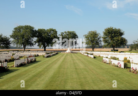 Blick über die Grabsteine in der CWGC London Friedhof und Erweiterung, hohe Holz, Longueval, Frankreich. Stockfoto