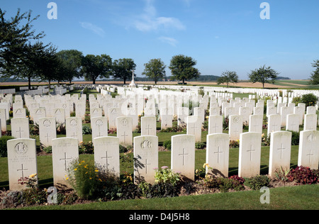 Blick über die Grabsteine in der CWGC London Friedhof und Erweiterung, hohe Holz, Longueval, Frankreich. Stockfoto