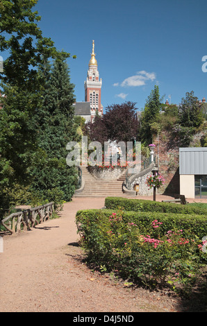 Blick auf die Spitze der Basilika Notre-Dame de Brebières aus dem Jardin Public Arboretum in Albert, Frankreich. Stockfoto